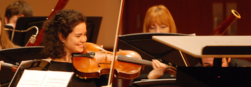 Student playing the violin.